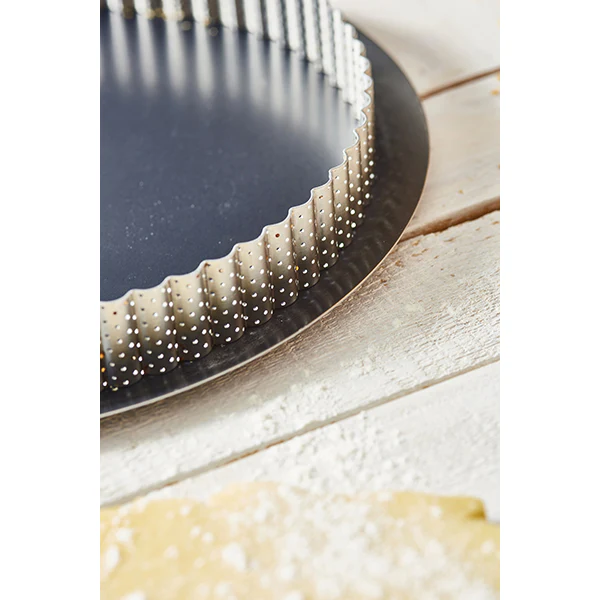 Cercle à tarte perforé cannelé acier inoxydable 28 cm De Buyer - Image 2