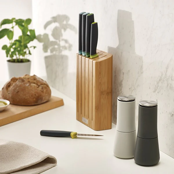 Set de 2 moulins sel et poivre gris blanc Joseph Joseph - Image 2