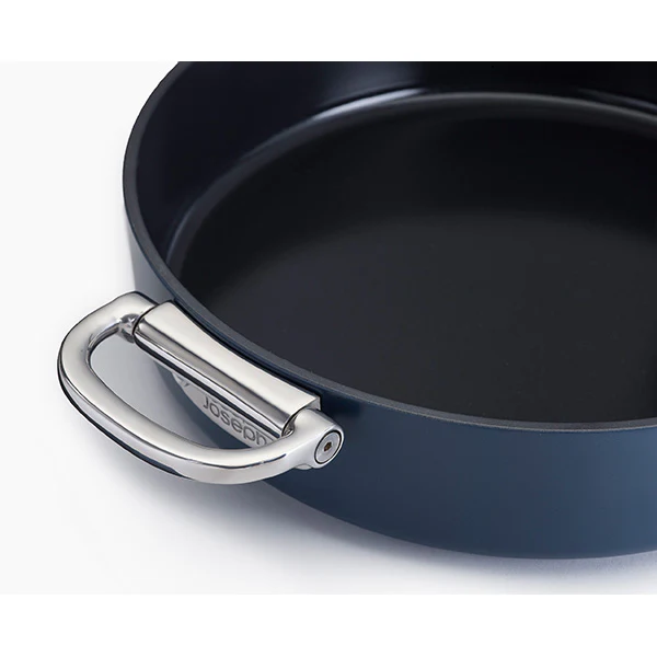 Set de 2 Poêles en aluminium revêtu Space 24 et 28 cm et séparateur protecteur Joseph Joseph - Image 4