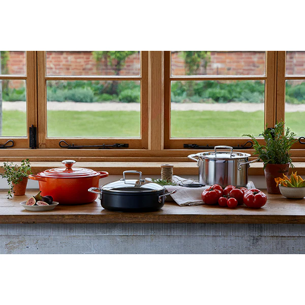 Sauteuse rondeau anti-adhérente Les Forgées 30 cm et couvercle en verre Le Creuset - Image 3