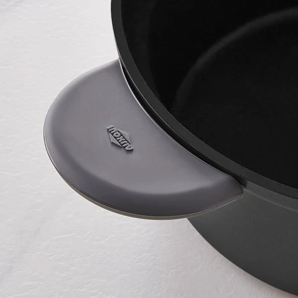 Lot cocotte légère ronde en fonte d'aluminium 20 cm coloris noir et deux maniques silicone - Image 2