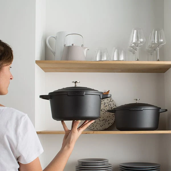 Lot cocotte légère ronde en fonte d'aluminium 20 cm coloris noir et deux maniques silicone - Image 3