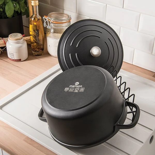 Lot cocotte légère ronde en fonte d'aluminium 24 cm et deux maniques en silicone - Image 5