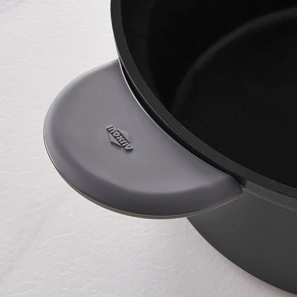 Lot cocotte légère ronde en fonte d'aluminium 28 cm et deux maniques en silicone - Image 2