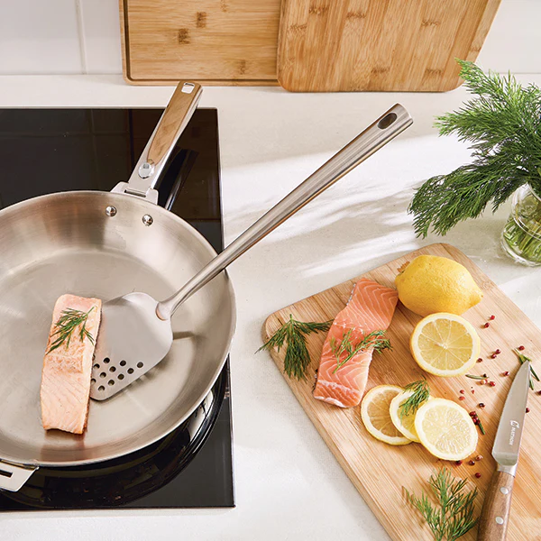 Lot de 4 ustensiles avec louche, cuillĂšre, spatule, Ă©cumoire et dâun fouet magique Ă spirale 30 cm en inox Mathon - Image 2