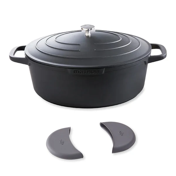 Lot grande cocotte légère ovale en fonte d'aluminium 32 cm coloris noir et deux maniques silicone