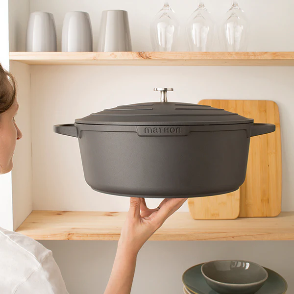 Lot grande cocotte légère ovale en fonte d'aluminium 32 cm coloris noir et deux maniques silicone - Image 2