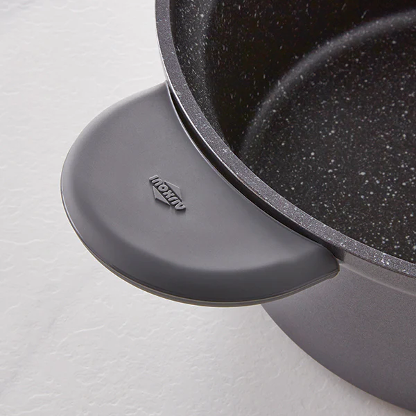 Lot grande cocotte légère ovale en fonte d'aluminium 32 cm coloris noir et deux maniques silicone - Image 3