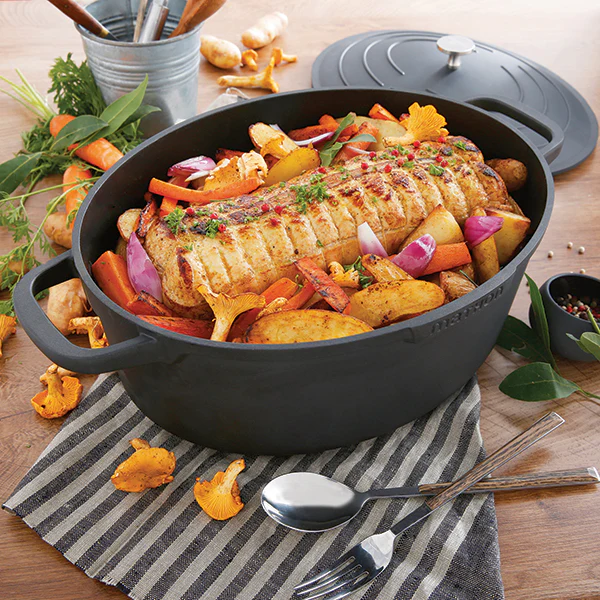 Lot grande cocotte légère ovale en fonte d'aluminium 32 cm coloris noir et deux maniques silicone - Image 4