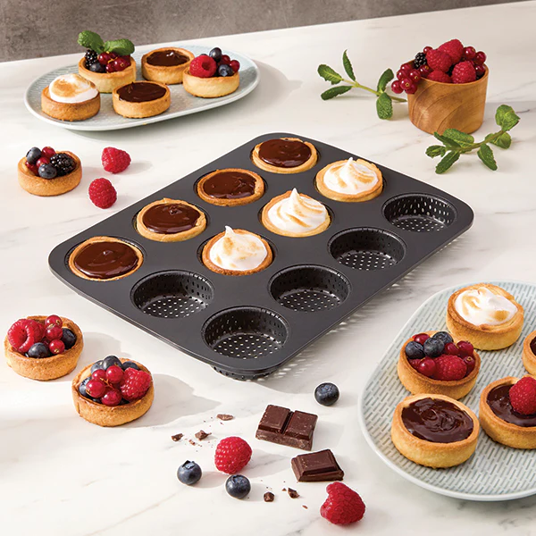 Lot plaque 12 mignardises micro-perforée en acier antiadhérent 29 x 22 cm avec rouleau de 24 poches pùtissiÚres jetables et coffret de 12 douilles inox Mathon - Image 2
