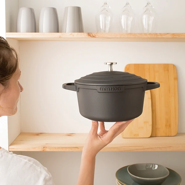 Cocotte légÚre ronde en fonte d'aluminium 20 cm 2,6 L coloris noir Mathon - Image 2