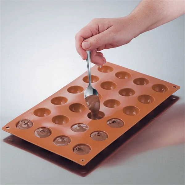 Plaque de 24 mini demi-sphĂšres en silicone Silikomart - Image 3